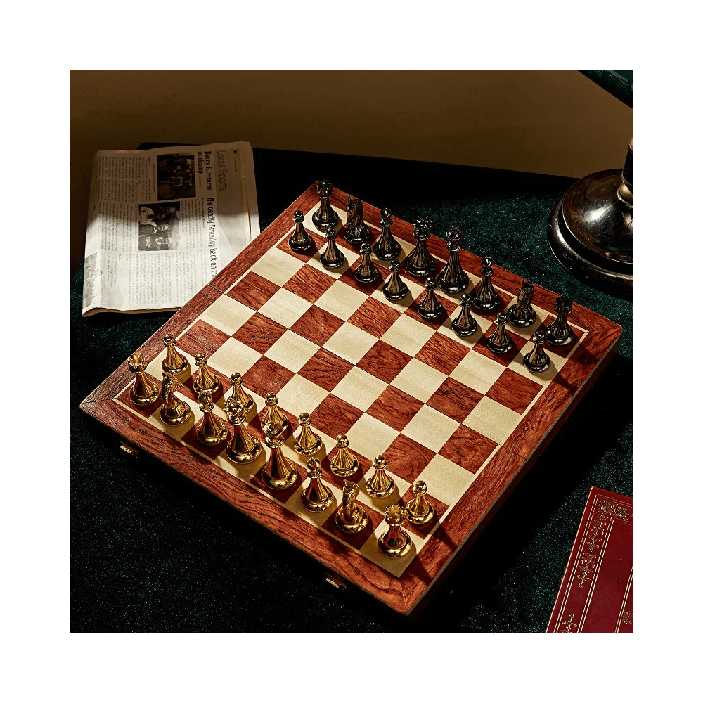 Jeu d'échecs avec plateau de bois naturel