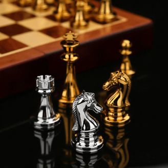 Pièces du jeu en metal d'échecs en bois naturel