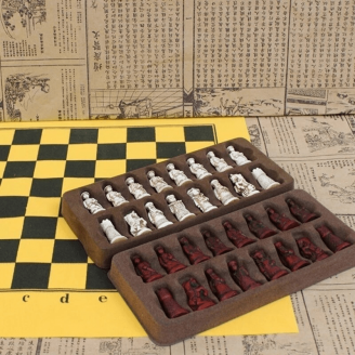 plateau simili cuir et pièces d'échecs effigie des Qing