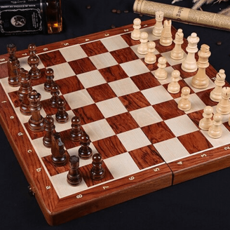 Jeu d'échecs en bois traditionnel