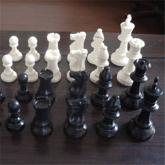 Pièces de jeu d'échecs en plastique